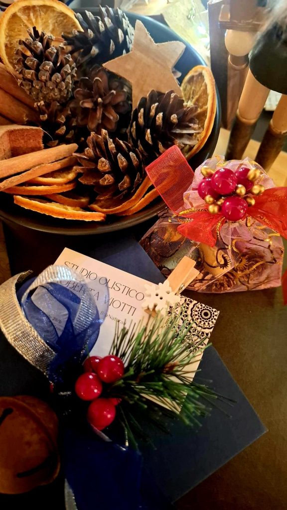 Confezione regalo olistica con decorazioni invernali e biglietto da visita