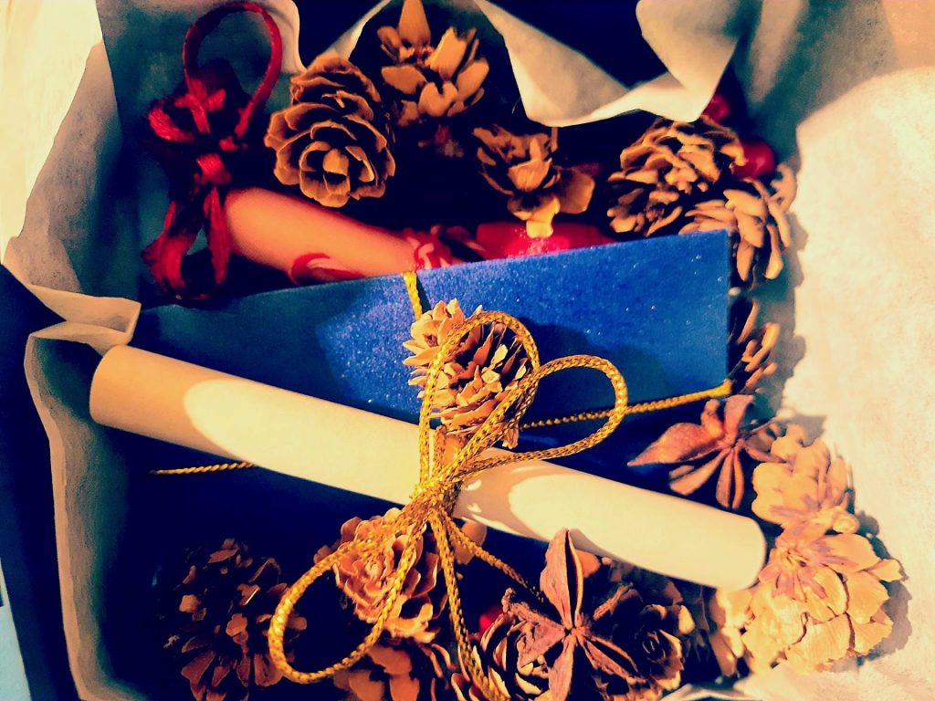 Interno della gift box olistica con dettagli decorativi artigianali