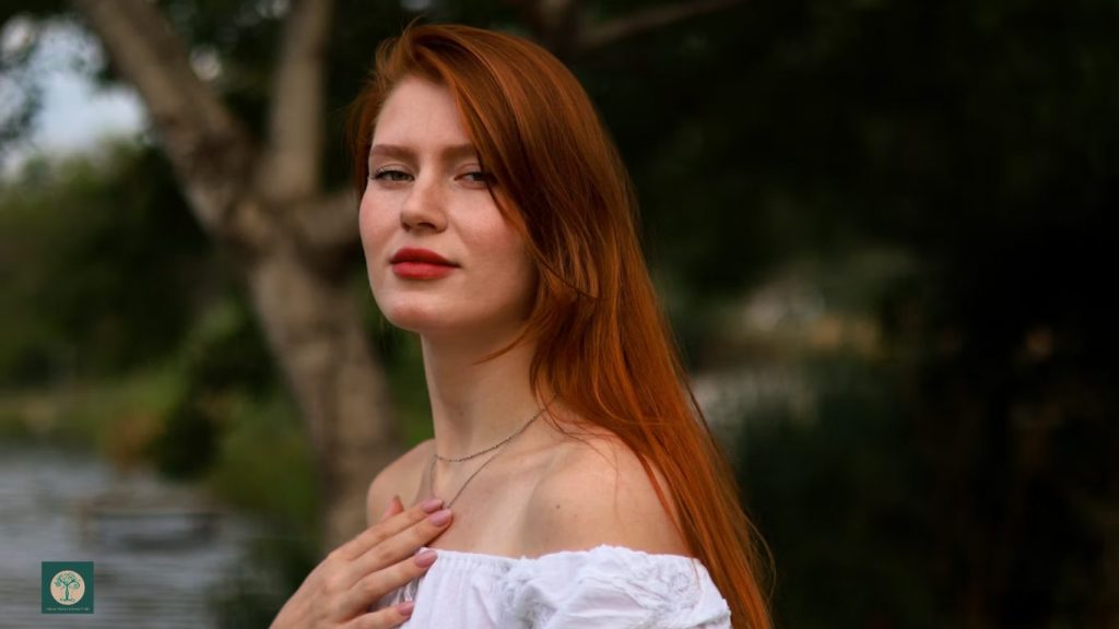 Donna che porta la mano al collo, simbolo delle tensioni sciolte con la riflessologia cervicale