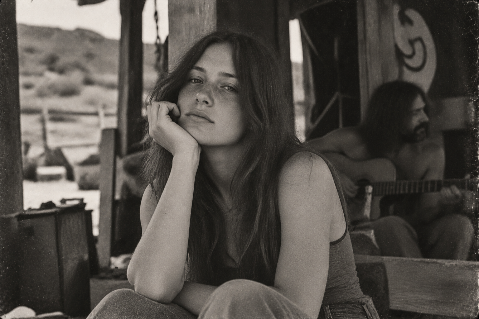 Ritratto di una giovane donna in un ambiente ispirato allo Spahn Ranch